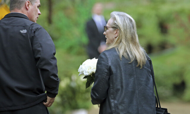 I SORG: Meryl Streep var blant de sørgende Hollywood-stjernene. Foto: Scanpix I SORG: Meryl Streep var blant de sørgende Hollywood-stjernene. Foto: Scanpix
